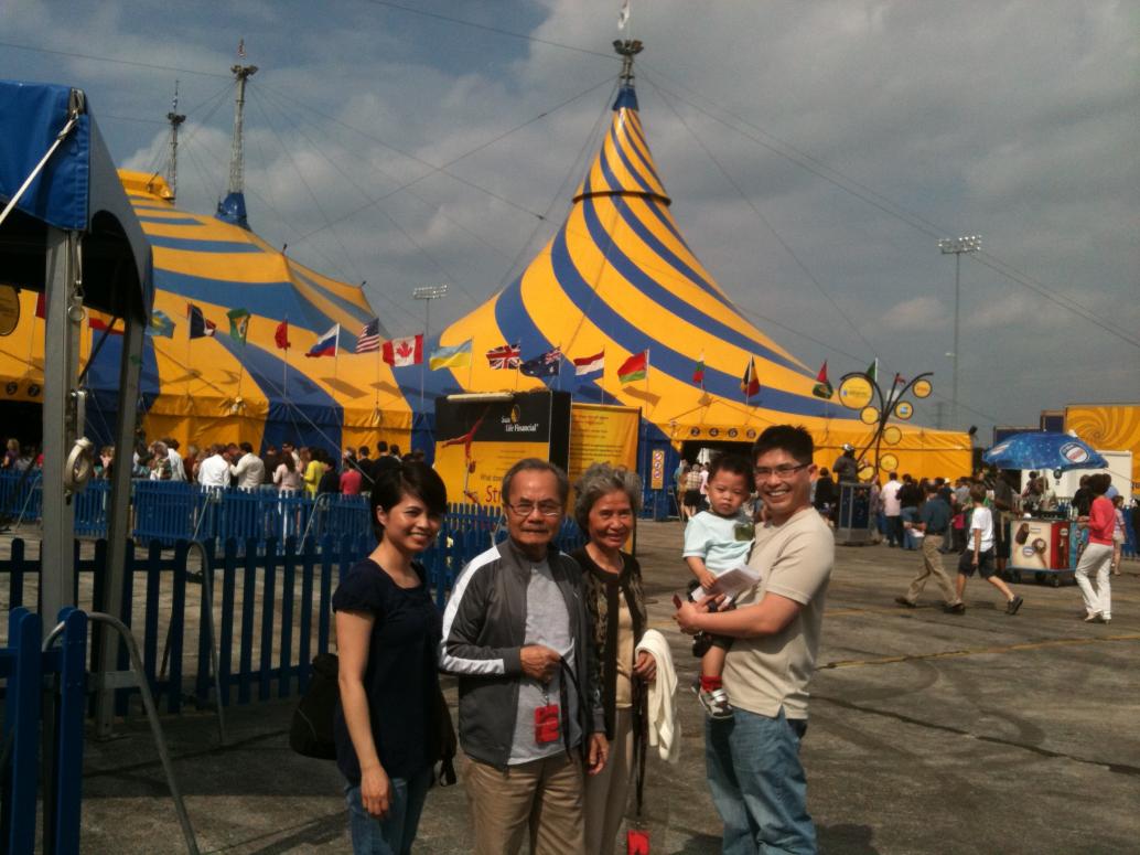 Ngày 3/26/2011 nhà mình đi coi xiếc cùa đoàn xiếc Cirque du Soleil.  Con lần đầu coi xiếc nên sợ quá ngồi im re.