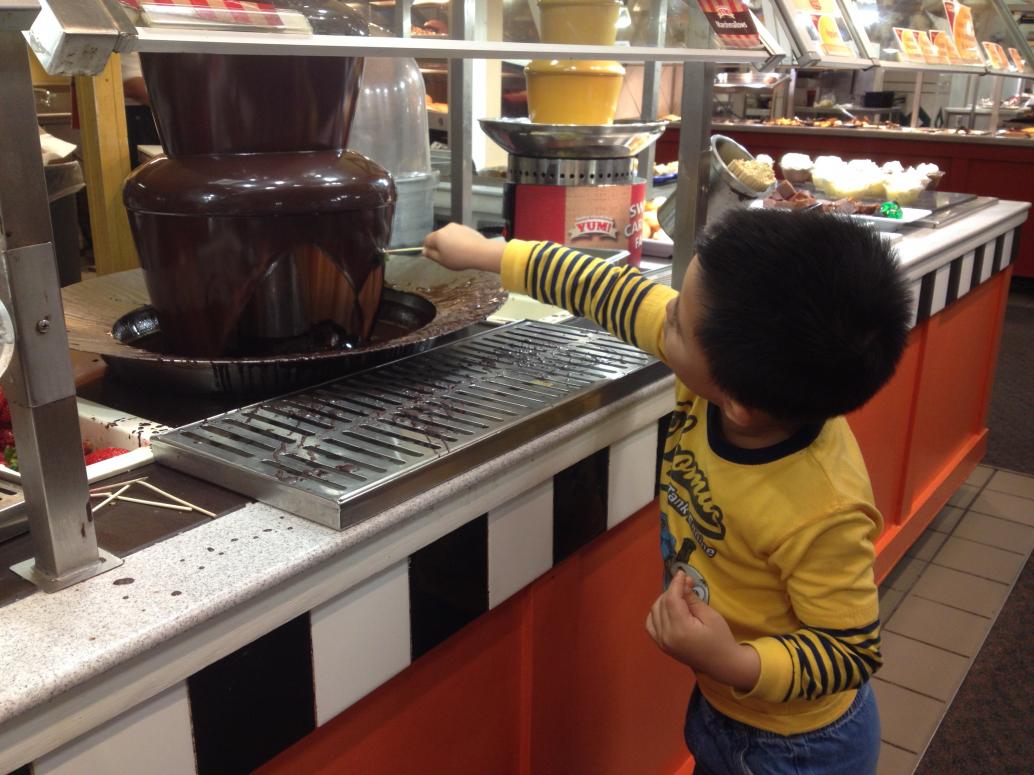 Cúc Cu thích nhất là cái chocolate fountain này.