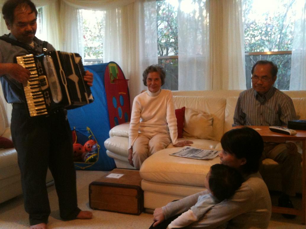 Ông Khoa còn đem đàn accordion tới nhà mình chơi.  Con ngồi nghe say mê.