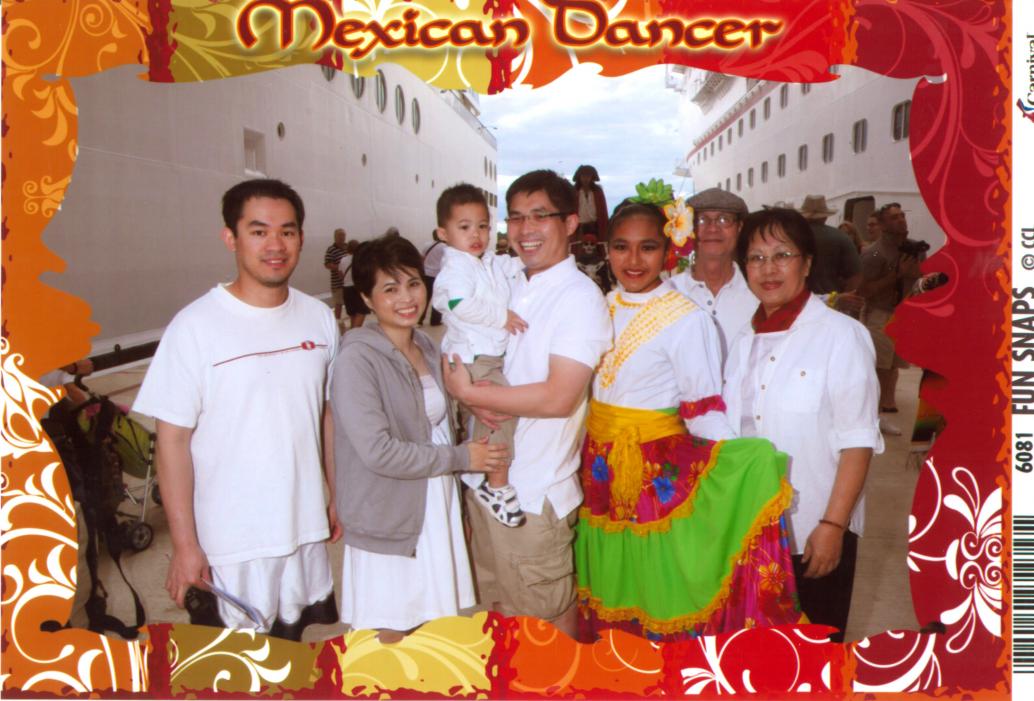 Ngày 1/5/2012 tàu cập bến cảng Cozumel, Mexico. Xuống tàu là chụp hình kỷ niệm với cô gái Mễ.