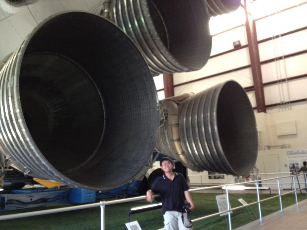 Tên lửa này bự hơn, tên là Saturn V,1 trong 3 tên lửa còn sót lại sau khi đưa người lên mặt trăng. Đây là khúc đuôi...