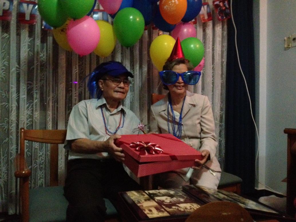 Ông Bà Ngoại tưởng chỉ có sinh nhật anh Chu hóa ra lại thêm màn kỷ niệm 49 năm ngày cưới.