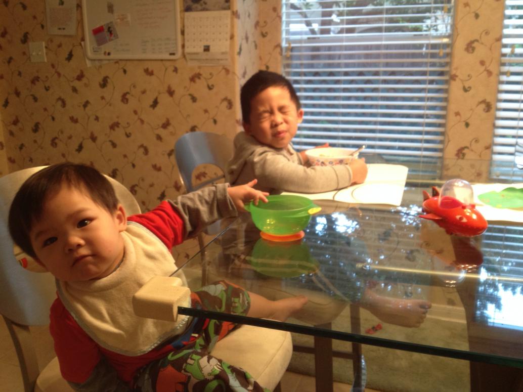 Sáng ngày 1/1/2014 hai anh em ăn sáng với cereal, như mọi ngày.